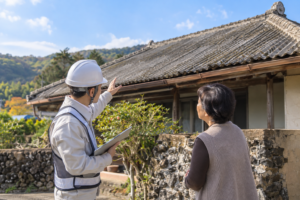 석면 철거 비용, 조사·해체·폐기물·측정 견적을 구분하세요 11 오래된 지붕을 지상에서 바라보며 조사 범위를 설명하는 담당자