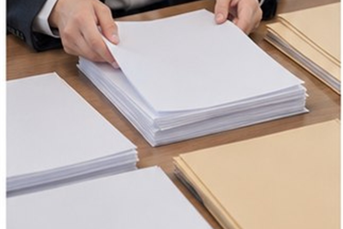 재산조회신청 비용 관련 글자가 보이지 않는 법률 서류와 빈 파일을 날짜순으로 정리하는 손