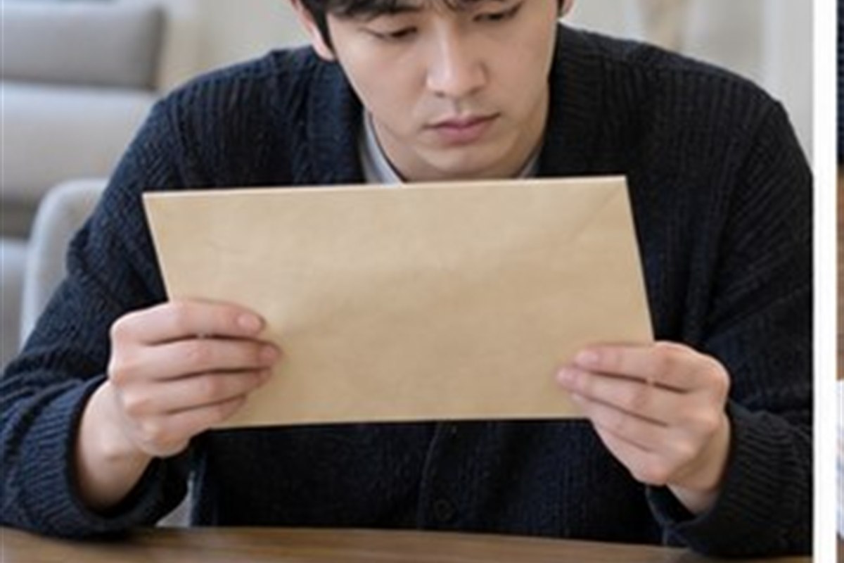 내용증명 반송 효력 관련 반송된 등기우편 봉투를 확인하는 한국인 성인, 봉투에 글자와 라벨 없음