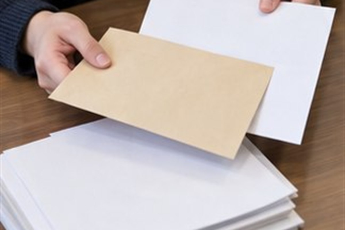 내용증명 반송 효력 관련 글자 없는 봉투와 배달 확인 서류를 책상 위에서 비교하는 손