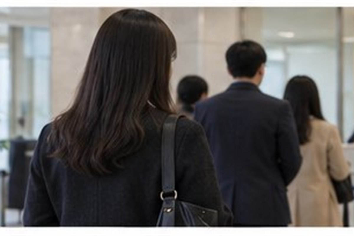 지급명령 확정 후 강제집행, 은행·급여·부동산 중 무엇부터 찾을까 3 지급명령 확정 후 강제집행 관련 현대적인 법원 민원실 복도에서 순서를 확인하는 사람