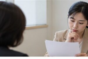 면접교섭 사전처분 관련 조용한 상담 공간에서 가족 관련 법원 서류를 검토하는 한국인 보호자