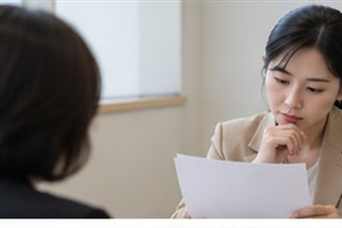 면접교섭 사전처분, 임시 일정이 지켜지지 않을 때 대응 순서 1 면접교섭 사전처분 관련 조용한 상담 공간에서 가족 관련 법원 서류를 검토하는 한국인 보호자