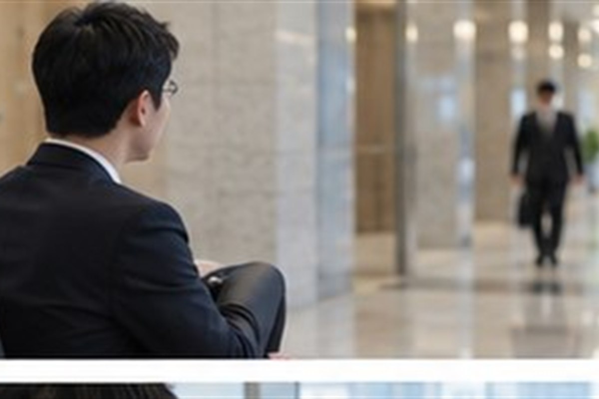 재산명시신청 비용 관련 현대적인 법원 민원실 복도에서 순서를 확인하는 사람