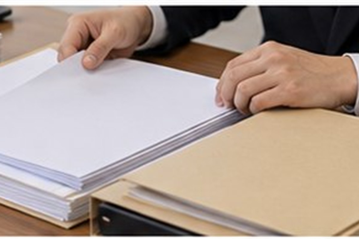 판결문정본발급, 집행문·송달증명·확정증명을 같이 받아야 할 때 2 판결문정본발급 관련 글자가 보이지 않는 법률 서류와 빈 파일을 날짜순으로 정리하는 손