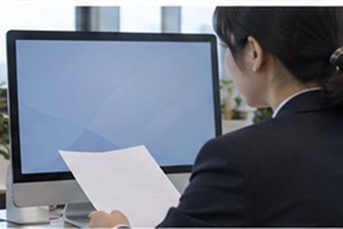 자본금감소등기, 채권자 이의가 들어오면 감자 절차는 멈출까 3 자본금감소등기 관련 기업 행정 담당자가 컴퓨터와 빈 문서로 등기 일정을 점검하는 사무실