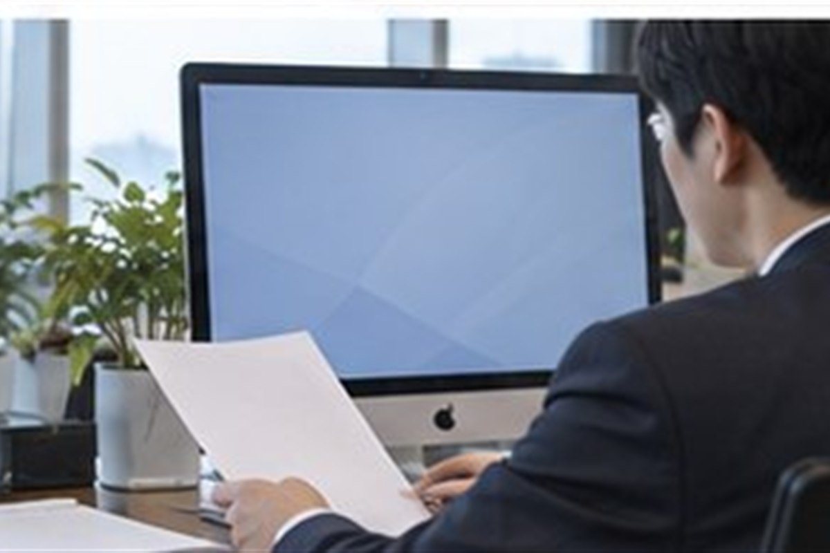 법인청산종결등기, 잔여재산 배분과 결산 승인은 어느 순서일까 3 법인청산종결등기 관련 기업 행정 담당자가 컴퓨터와 빈 문서로 등기 일정을 점검하는 사무실