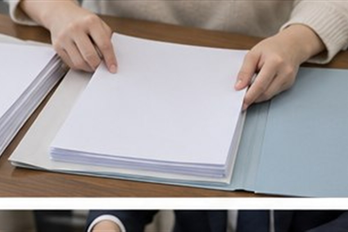 가족관계등록부 정정허가 관련 글자 없는 가족 서류 파일과 빈 신청서를 확인하는 손