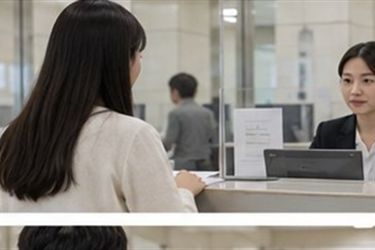 가족관계등록부 정정허가 관련 공공기관 민원 창구에서 등록 정정 절차를 문의하는 사람