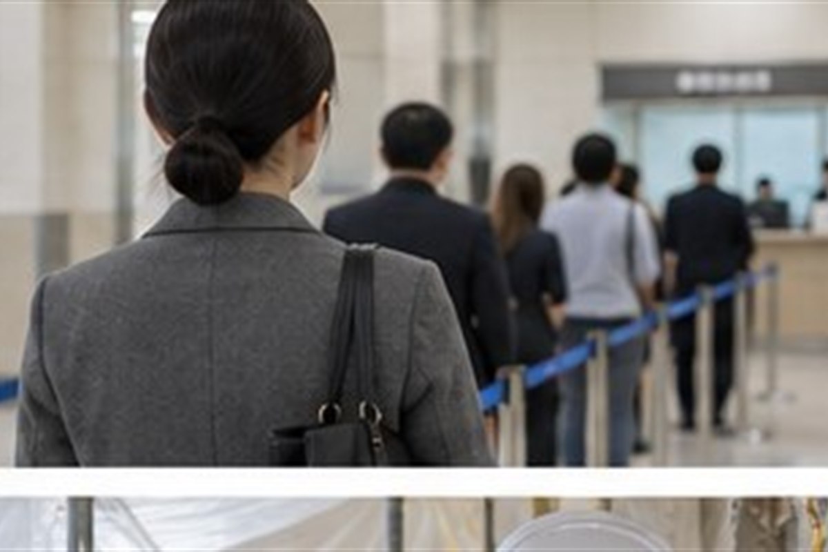 가압류 담보제공명령, 본안 종료 후 공탁금을 돌려받는 방법 3 가압류 담보제공명령 관련 현대적인 법원 민원실 복도에서 순서를 확인하는 사람