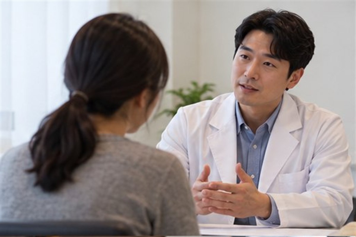 MRI 건강보험 적용, 촬영 부위만으로 결정되지 않는 이유 1 MRI 건강보험 적용 진료 방향을 상담하는 한국인 환자와 전문 의료진