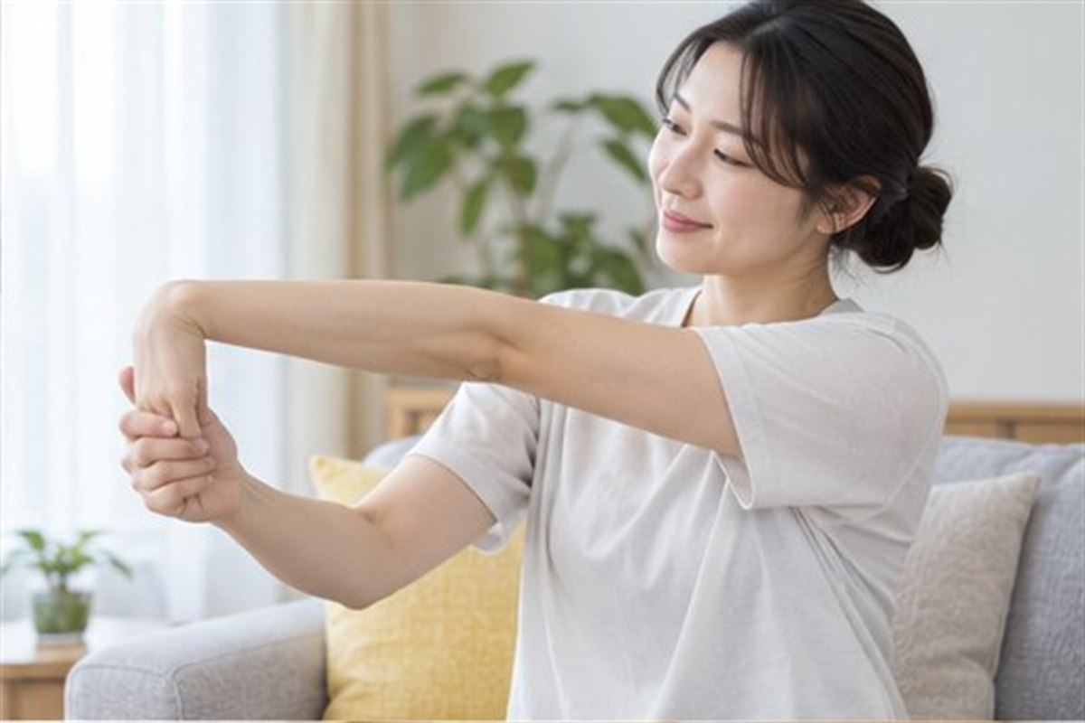 테니스엘보 주사 치료 또는 검사 뒤 회복과 생활관리를 준비하는 장면