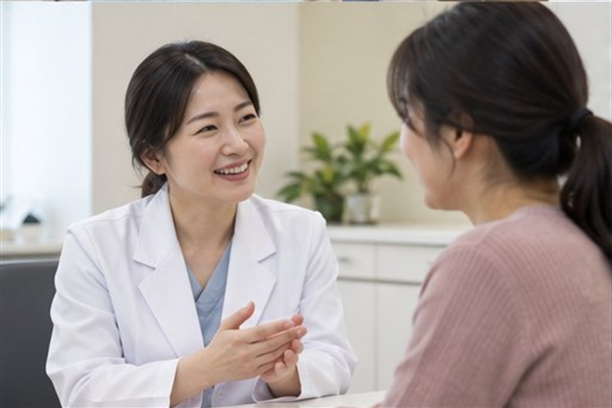 A형간염 예방접종 가격 진료 방향을 상담하는 한국인 환자와 전문 의료진