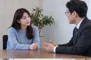 경매 낙찰 후 명도 절차를 상담하는 한국인 신청인과 전문 상담자