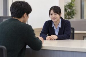 전입신고 확정일자 차이 절차를 상담하는 한국인 신청인과 전문 상담자