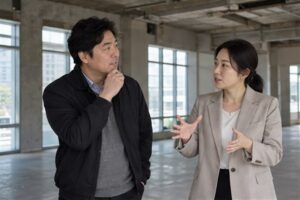 건축물 용도변경 비용 절차를 상담하는 한국인 신청인과 전문 상담자