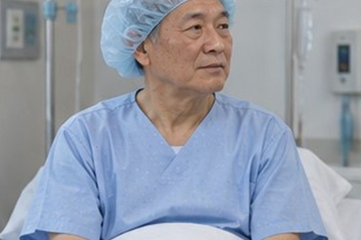 전립선 수술비용 관련 서류와 절차를 차분히 준비하는 한국인