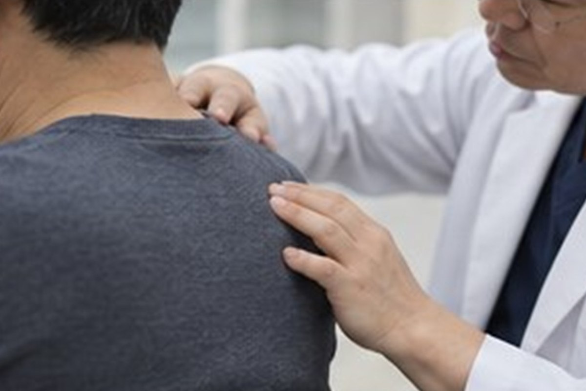 프롤로 주사 가격 관련 서류와 절차를 차분히 준비하는 한국인
