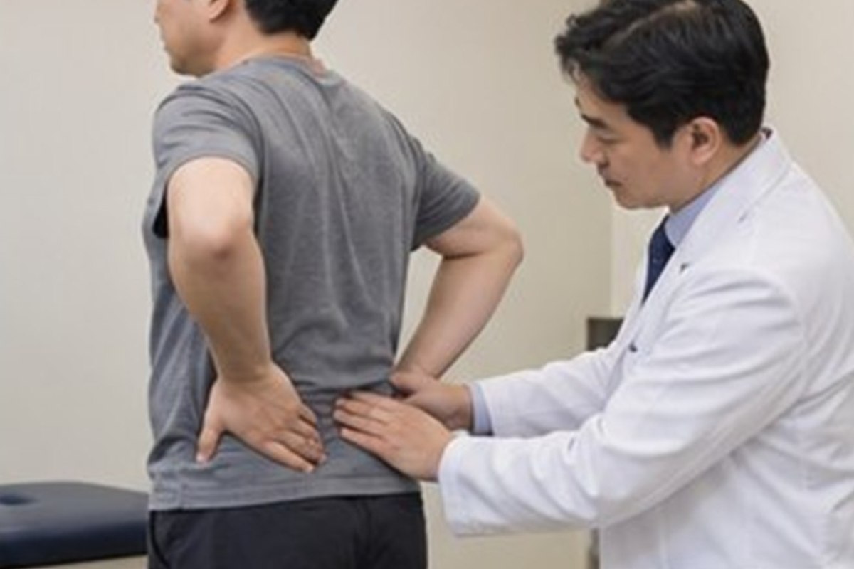 허리디스크 수술비용 관련 서류와 절차를 차분히 준비하는 한국인