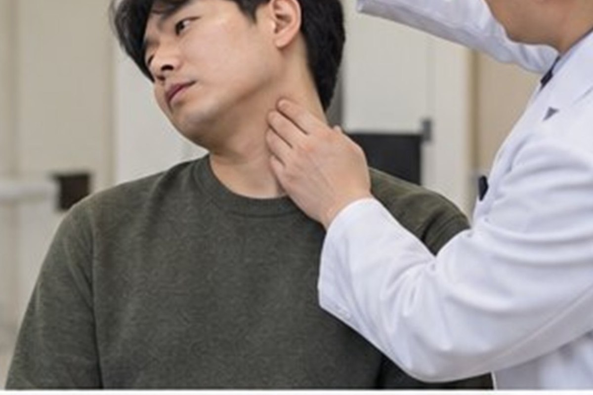 교통사고 치료기간 관련 서류와 절차를 차분히 준비하는 한국인