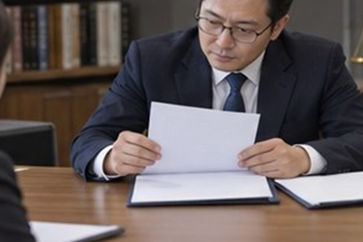 친권자 변경신청, 부모 합의만으로 바꿀 수 있을까 2 친권자 변경신청 관련 서류와 절차를 차분히 준비하는 한국인