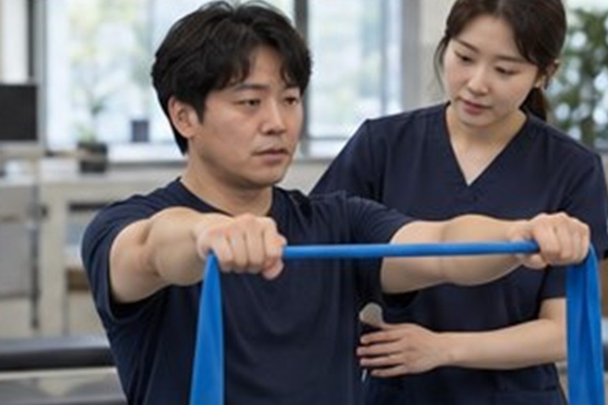 어깨 석회성건염 주사 처리 이후 결과와 다음 단계를 점검하는 현실적인 장면
