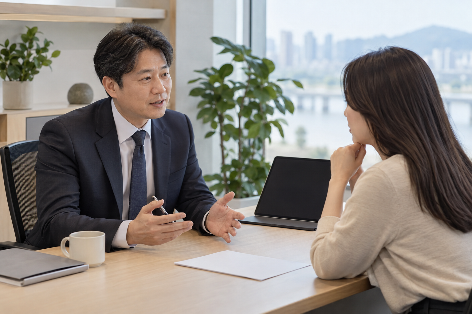 은행 연금 담당자와 직장인이 은퇴 준비 세무사항을 상담