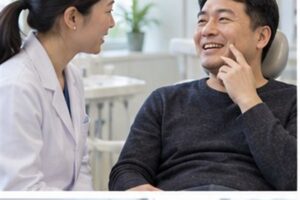 치아 브릿지 비용, 지대치 개수와 재료 선택이 중요한 이유 1 치아 브릿지 비용 상담과 비용 확인 장면