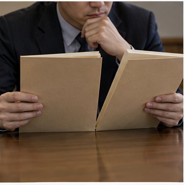 확정 판결과 새 증거 자료를 비교하는 신청인