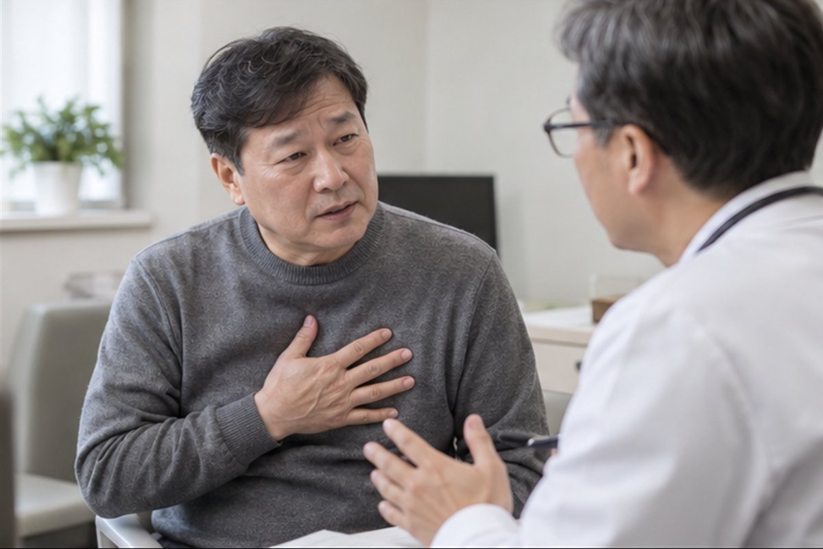 협심증 증상 공식 절차를 상담하고 점검하는 모습