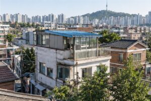 건축물대장 위반건축물 관련 상황을 확인하는 사람