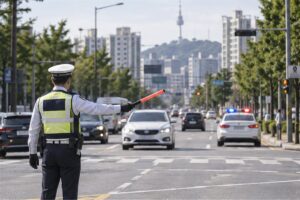 범칙금 과태료 차이 관련 상황을 확인하는 사람