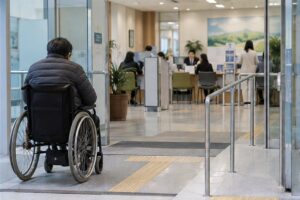 장애인연금 신청 관련 상황을 확인하는 사람