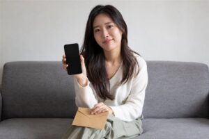 KB스타뱅킹 엔화 환전 신청을 준비하는 여행자
