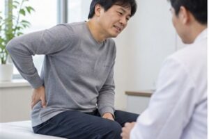 척추관협착증 수술비용 관련 상담과 선택 기준을 확인하는 장면