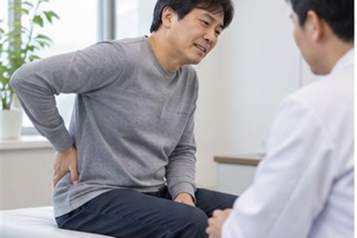 척추관협착증 수술비용, 감압술·유합술 차이부터 확인하세요 1 척추관협착증 수술비용 관련 상담과 선택 기준을 확인하는 장면