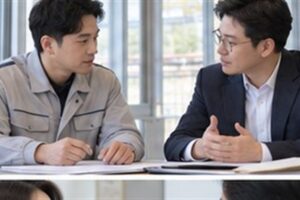 전문건설업 등록기준 관련 상담과 선택 기준을 확인하는 장면