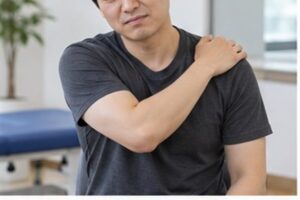 어깨 인대 수술비용 관련 상담과 선택 기준을 확인하는 장면