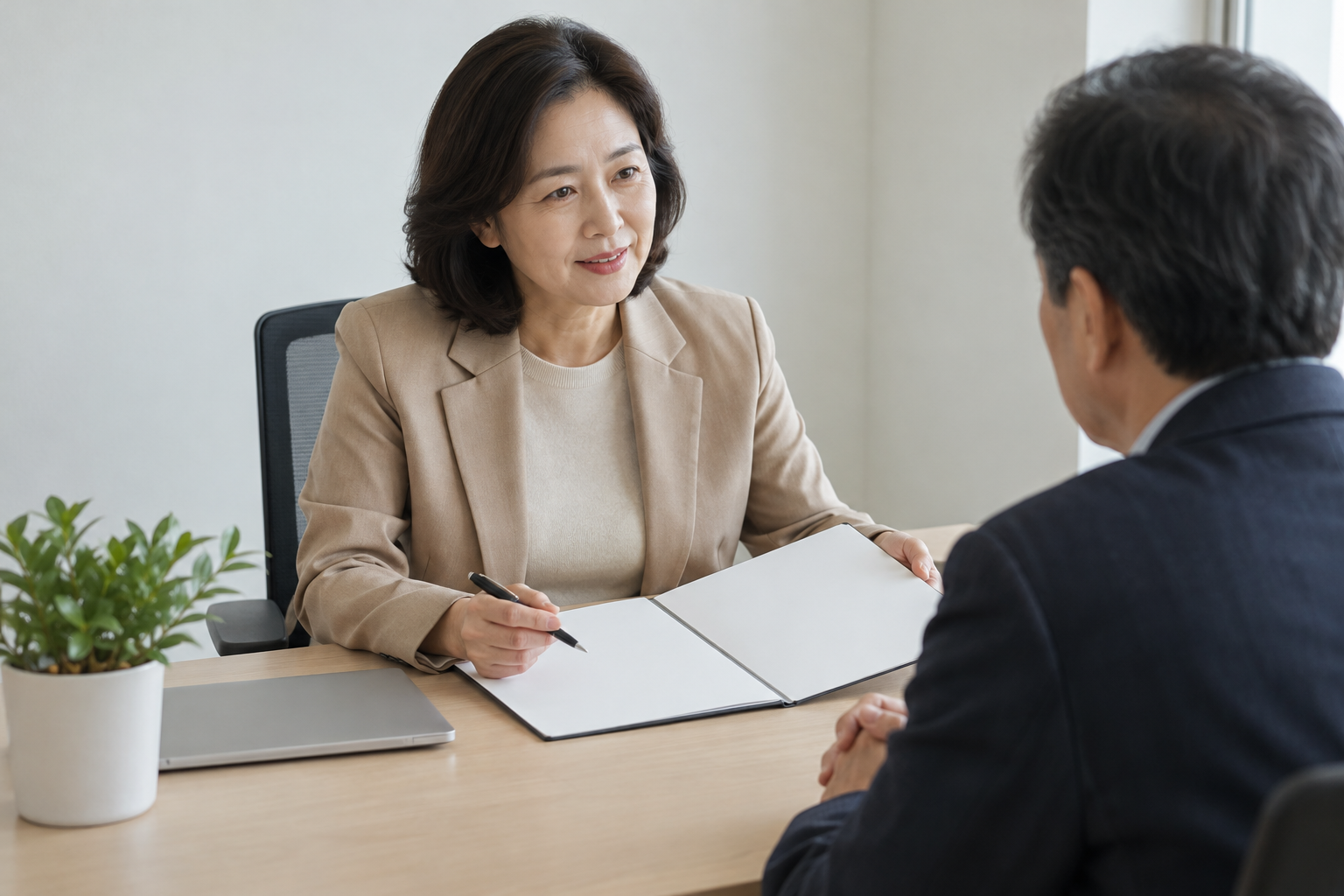 퇴직연금 DC형 운용을 상담하는 직장인